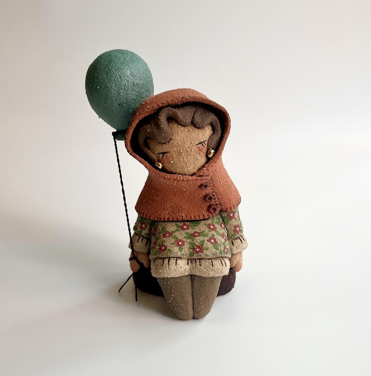 Kim Jee Suk
A Girl Holding a Blue Balloon, 2025
Molding clay, 1250°C, Oxidation, 11x9x17cm