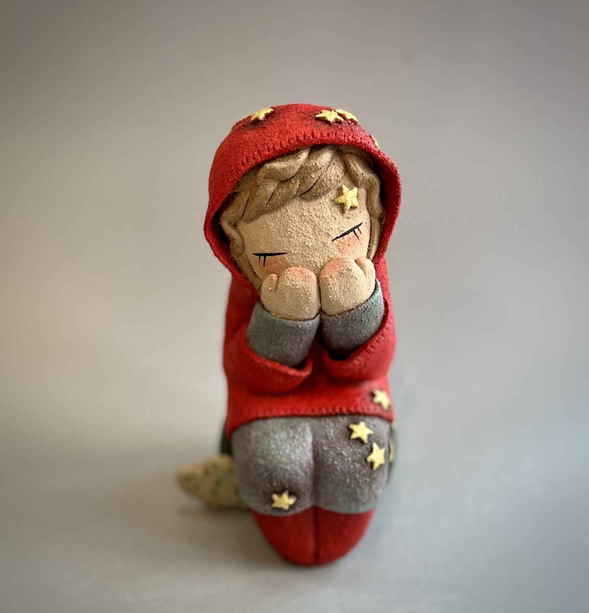 Red cape boy
《Jeesuk Kim》

Molding clay, 1250°C, Oxidation
12.5x11.5x22.0cm
2025