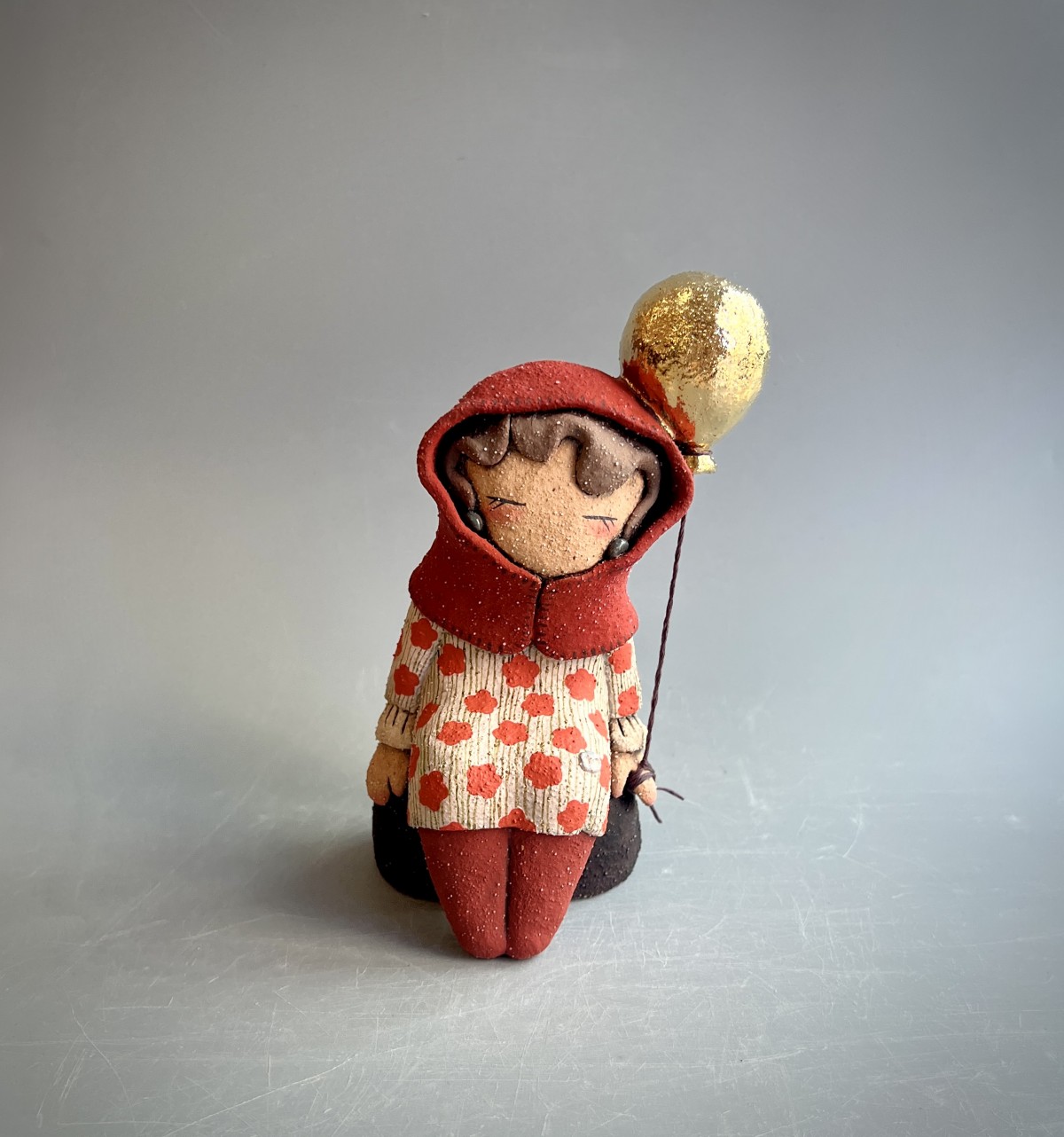 Kim Jee Suk
A Girl Holding a Golden Balloon, 2025
Molding clay, 1250°C, Oxidation, 11x9x19cm