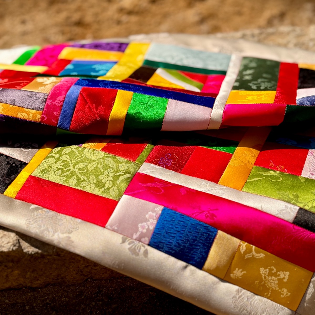 Irregular Patchwork Wrapping Cloth
Yangdan (Silk Satin), Myungju (Silk), Gansa (Twisted Silk Thread)
50x50cm

《Hahyeon Kim Mi-kyung》