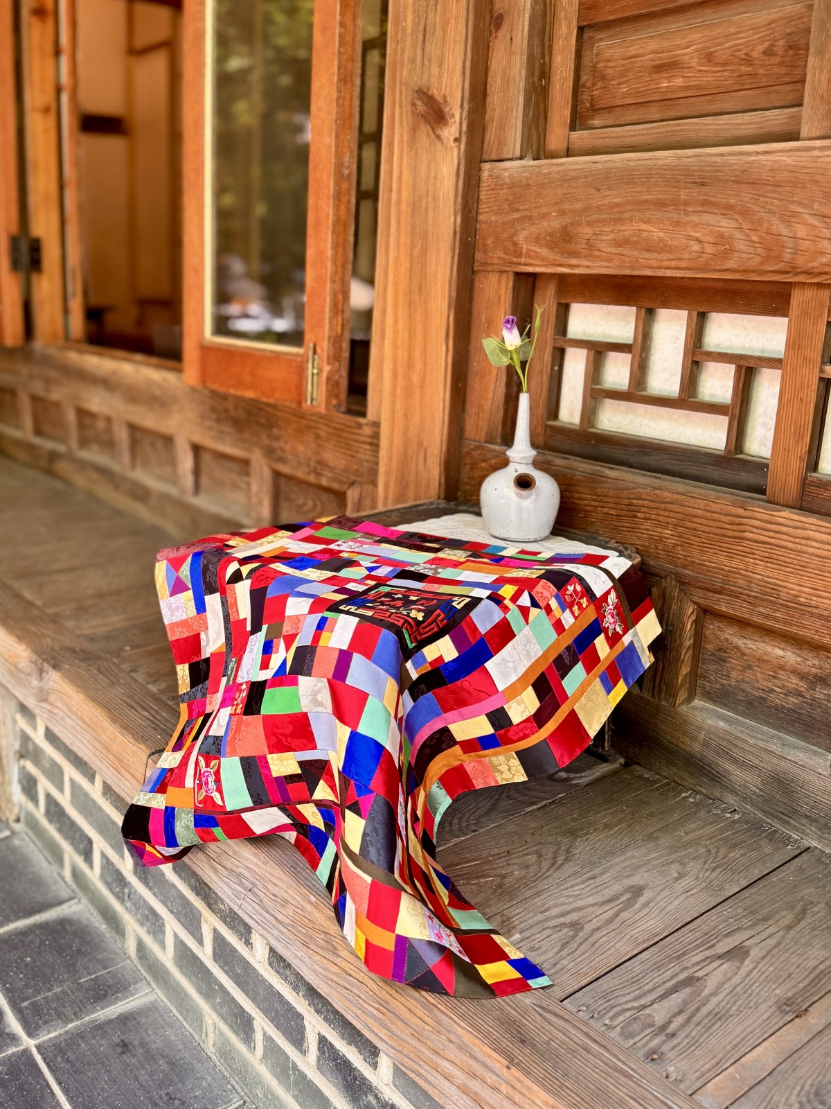 19th Century Artifact Reproduction Bojagi
Silk Satin, Raw Silk, Silk Thread
61x61cm

《Gahyeon Hyunju Lee》