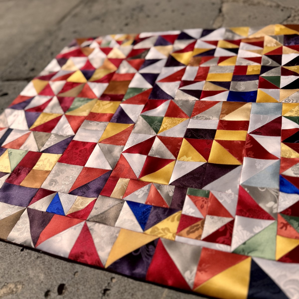 Triangular Bojagi
Silk Satin, Raw Silk, Silk Thread
50x50cm

《Gahyeon Hyunju Lee》